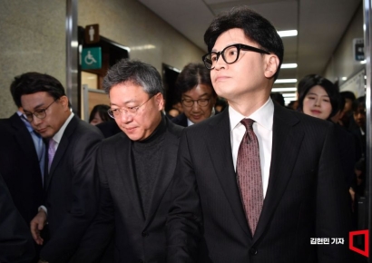 대표직 사퇴 한동훈, 2년 만에 '용비어천가' 넥타이 맨 이유