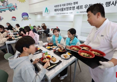 [포토] 에어서울, '따뜻한 한 끼로 전하는 행복'