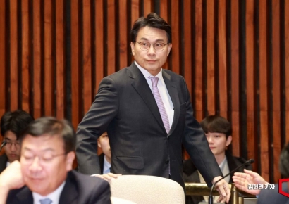 [포토] 의원총회 참석하는 윤상현 의원