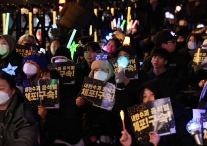 "즉시파면" VS "탄핵반대"…응원봉과 태극기로 두쪽난 광화문