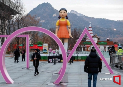 [포토] 서울윈터페스타에 전시된 '오징어게임' 조형물