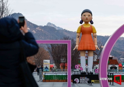 [포토] 시민 눈길 끄는 오징어게임 조형물