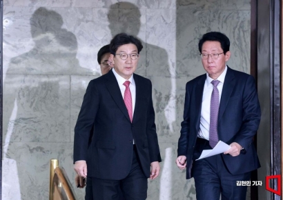 [포토] 회의장 들어서는 권성동-김상훈