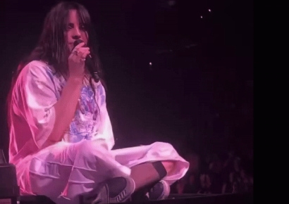 노래 부르다 날아든 팔찌에 화들짝…다시 노래 이어간 팝가수 