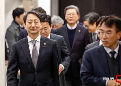 [포토] 실물경제 비상전략회의 참석한 안덕근 산업부 장관