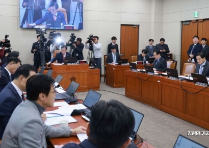 '반도체기업 세액공제 5%P↑' K칩스법, 국회 기재위 통과