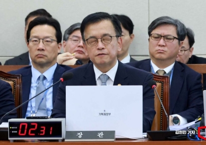 [포토] 최상목 부총리 "윤 대통령에 받은 쪽지, 수사기관에 넘겼다"