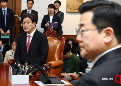 [포토] 권성동·박찬대, 첫 만남서 신경전…"내란 수괴" "예의 아냐"