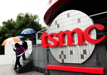 TSMC 회장, 세계 최고 부자와 대화 공개 "미래는 車 아닌 다기능 로봇"