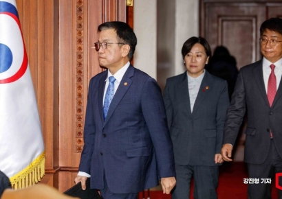 [포토] 회의실 들어서는 최상목 경제부총리-송미령 장관-박상우 장관