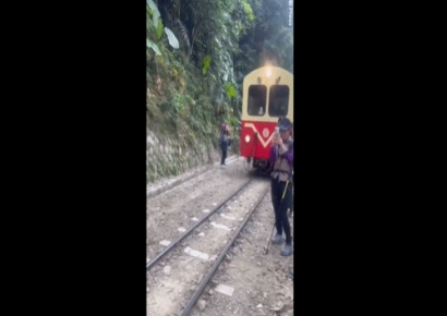 '인증샷이 뭐길래' 열차경적 울려도 셀카 찍던 여성, 아찔한 사고 당해