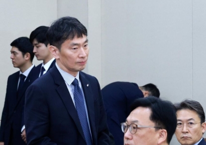 금융당국 수장 "비상계엄, 방송 보고 많이 놀랐다…일단은 시장 걱정"