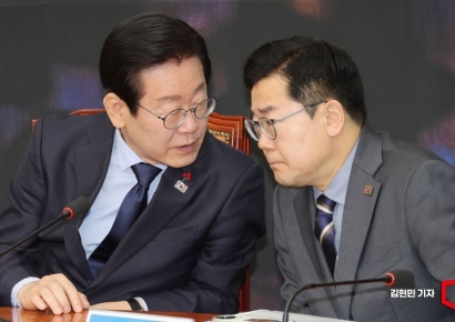 [포토] 대화 나누는 민주당 대표들