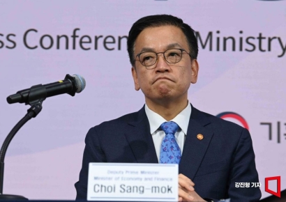 편지 속 계엄 소회…최상목 "미안하단 말도 민망, 선제대응 없었으면 경제 멈췄다"[관가 in]