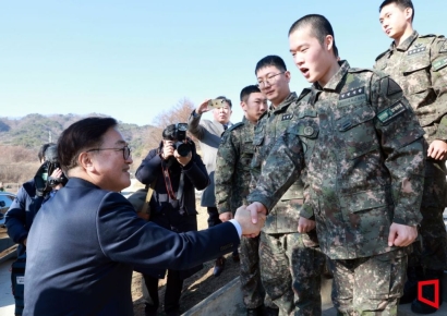 [포토] 장병들 격려하는 우원식 의장