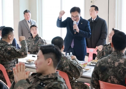 [포토] 파이팅 외치는 우원식 국회의장