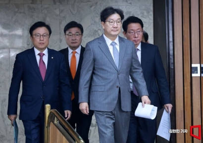 [포토] 회의장 들어서는 권성동 당대표 권한대행