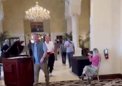 "10년은 젊어 보인다" 헤어 스타일 바뀐 트럼프 두고 누리꾼 '입길'