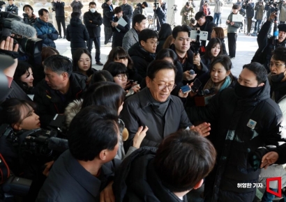 [포토] 기자들에 둘러싸인 윤대통령 법대 동기 석동현 변호사