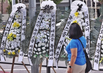 '집단 항의' 상징된 근조 화환…폐기물 업체 때 아닌 특수