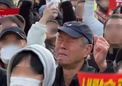 "노인들 너무 미워 말길"…탄핵 가결에 눈물 쏟은 77세 어르신