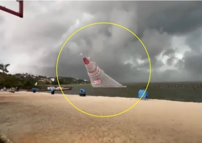 휘청휘청 대다 '와르르'…56m 거대 크리스마스트리, 강풍에 무너졌다