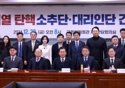 [포토] 탄핵소추단·대리인단 "尹 반격 시도…반드시 탄핵 완성"