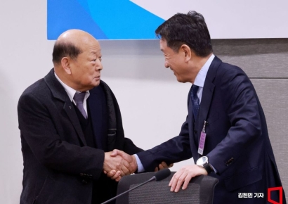 [포토] 악수하는 송두환-이광범 공동대표