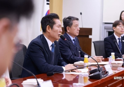 [포토] 탄핵소추단 "반드시 탄핵심판 완성…국민 열망 이뤄낼 것"