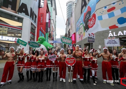 [포토] '몸짱 산타 명동에 등장한 까닭은?'