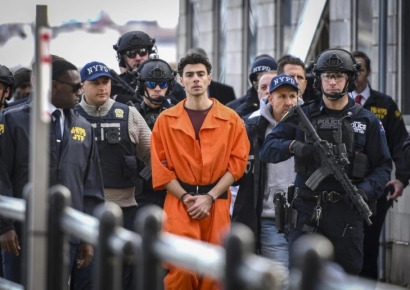 "영화의 한 장면 같네"…스타 된 美보험사 CEO 살해범 화제