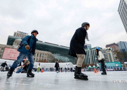 [포토] 서울광장 스케이트장 운영 시작