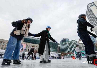[포토] 외국인도 즐기는 서울광장 스케이트장