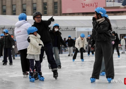 [포토] 서울광장 스케이트장 찾은 외국인 관광객들