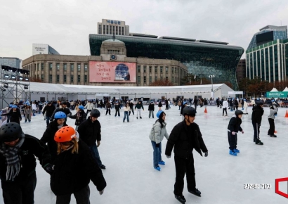[포토] '다시 돌아온 서울광장 스케이트장'