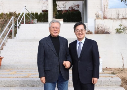 김동연, 文 전 대통령 만나 "30조원 이상 '슈퍼추경' 시급"