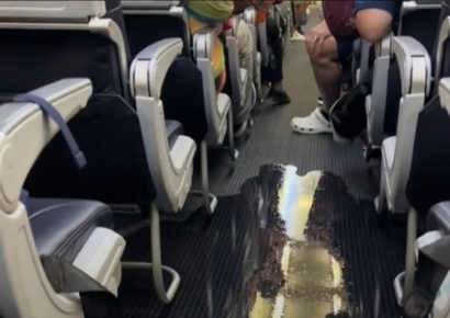 "하늘에서 익사할 뻔" 비행 중인 여객기에서 물이 줄줄