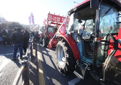 [속보]남태령 경찰차벽 철수…"전농 트랙터 관저까지 행진"