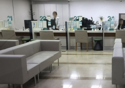 "가까운 은행이 27㎞…고령화 심한 지역 고령층, 금융소외 우려"