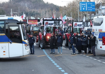 남태령 경찰차벽 28시간만에 철수…"트랙터 농민들, 대통령 관저 향해"