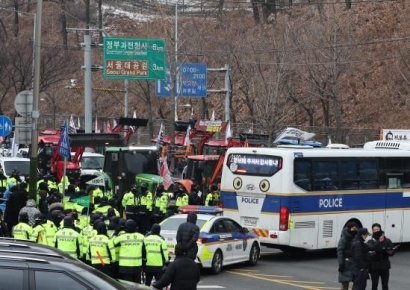 "트랙터 시위 지지 여자들, 유럽이면 머리에 총"…경찰청 직원 글 논란