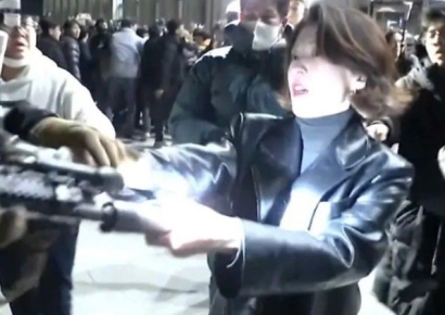 "잔다르크 같아"…'올해 가장 인상적 사진'에 안귀령 선정한 BBC