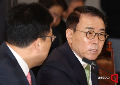 [포토] 대화하는 김병환 위원장과 조용병 회장