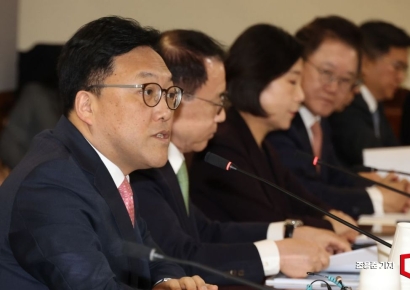 [포토] 소상공인 지원 간담회 참석한 김병환 위원장