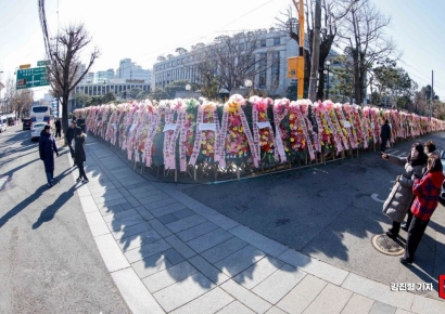 [포토] 헌법재판소 외벽 둘러싼 윤석열 대통령 응원 화환