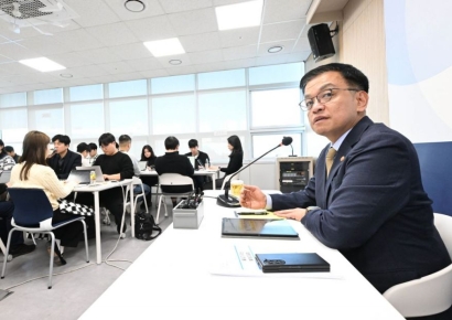 최상목 부총리 “면세점 특허수수료 50% 인하…면세 주류 2병 제한도 푼다”