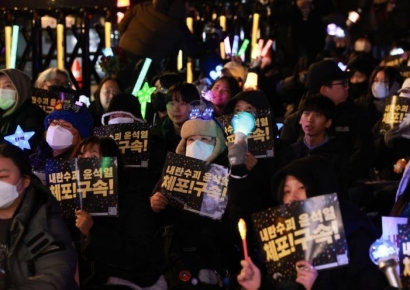 여성에게만 "화장실 데려다 줘"…집회 현장 '지팡이 男' 주의보 