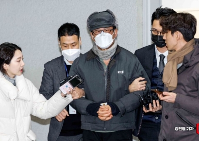 '계엄 기획' 노상원 검찰 송치…질문엔 묵묵부답