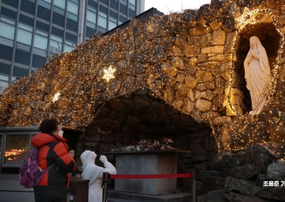 [포토] 크리스마스 이브, 명동성당 찾은 시민