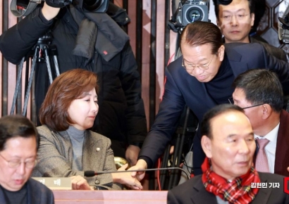 [포토] 악수하는 나경원-권영세